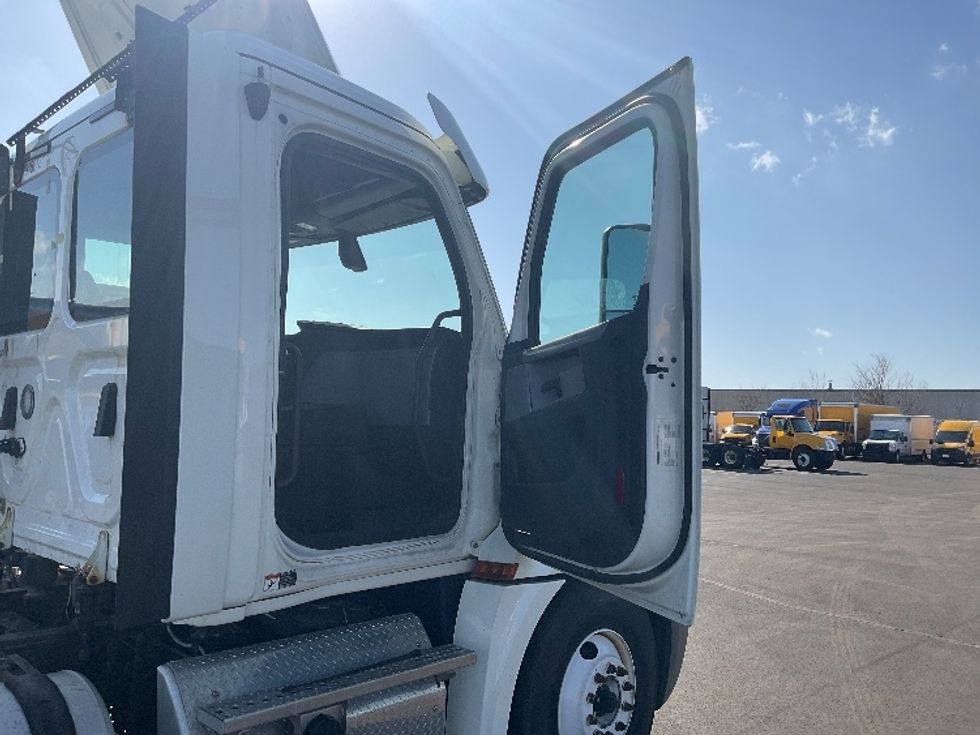Day Cab Tractor-Heavy Duty Tractors-Freightliner-2018-T12664ST-Indianapolis-IN-253,900\n\t\tmiles-$ 45,000 - Image 12