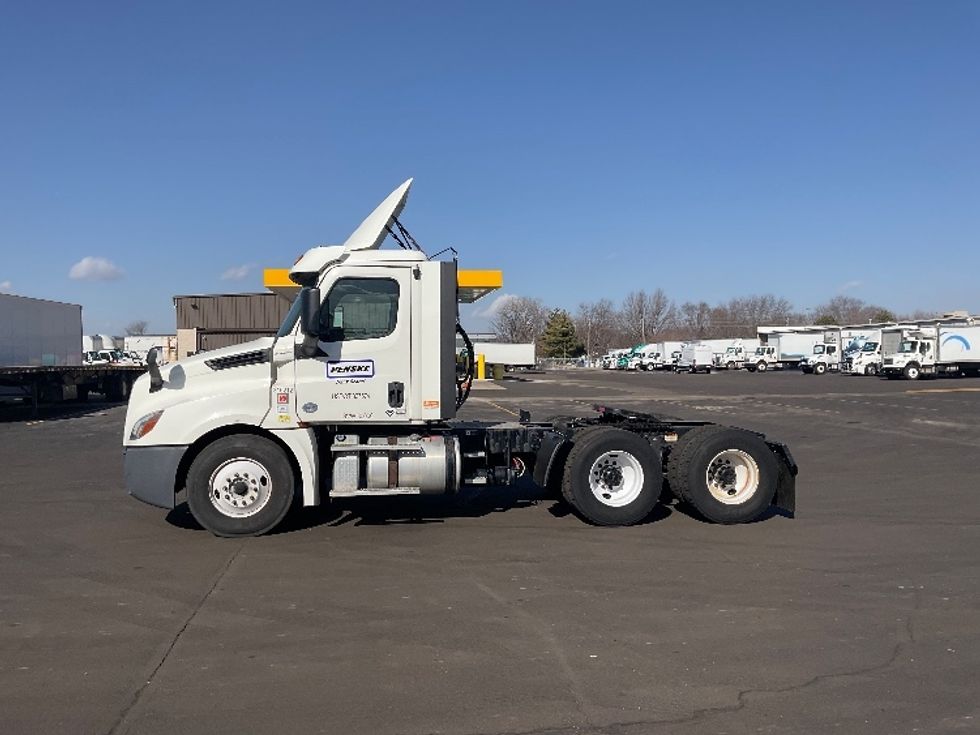 Day Cab Tractor-Heavy Duty Tractors-Freightliner-2018-T12664ST-Indianapolis-IN-253,900\n\t\tmiles-$ 45,000 - Image 4