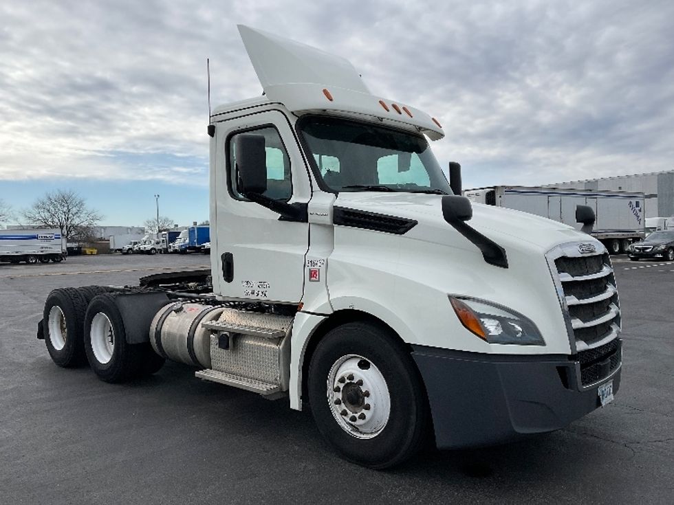 Day Cab Tractor-Heavy Duty Tractors-Freightliner-2018-T12664ST-Indianapolis-IN-417,555\n\t\tmiles-$ 42,500 - Image 1