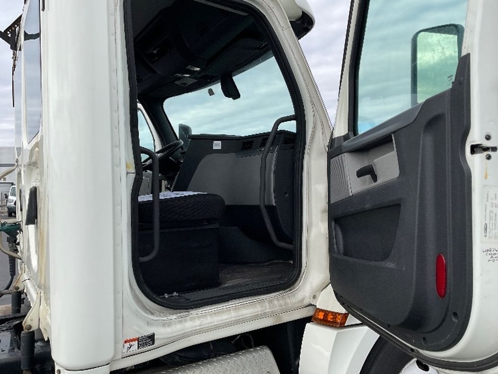 2018 Freightliner Cascadia 126" Day cab photo 11