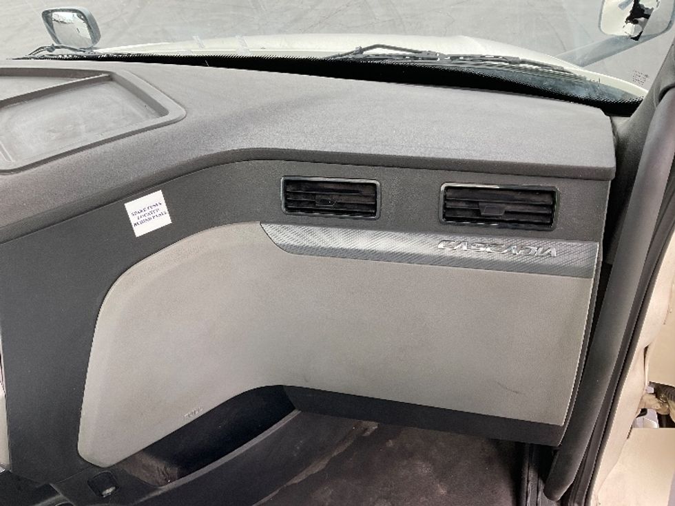 Day Cab Tractor-Heavy Duty Tractors-Freightliner-2018-T12664ST-Indianapolis-IN-417,555\n\t\tmiles-$ 42,500 - Image 13