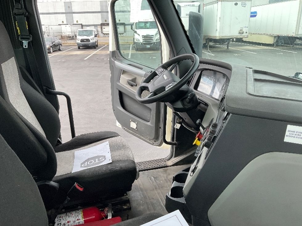 Day Cab Tractor-Heavy Duty Tractors-Freightliner-2018-T12664ST-Indianapolis-IN-417,555\n\t\tmiles-$ 42,500 - Image 14