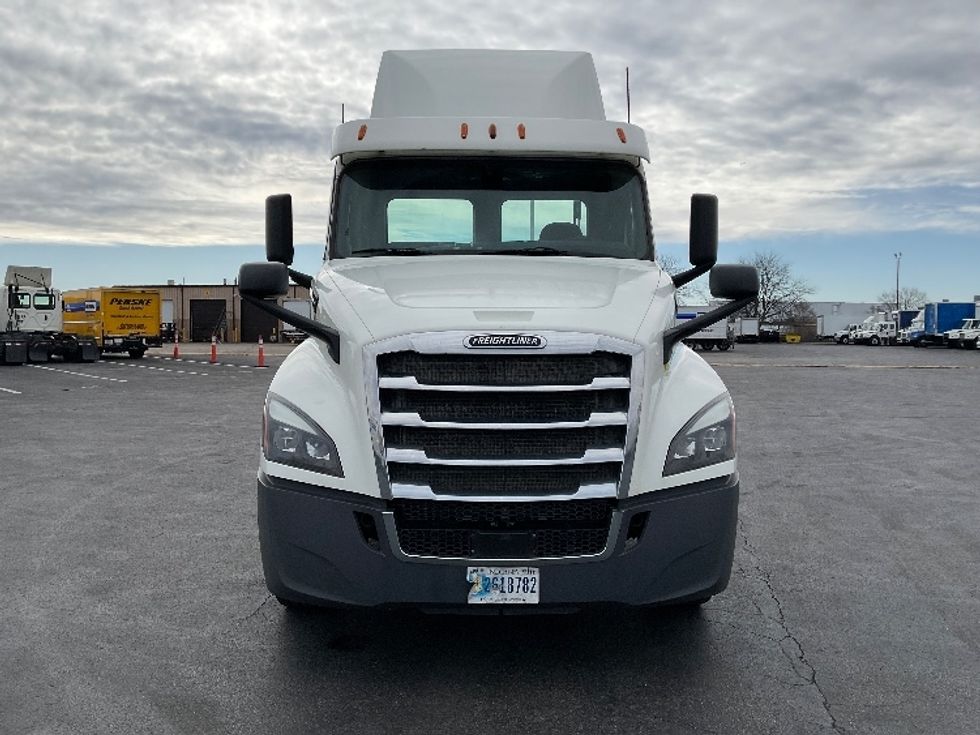 2018 Freightliner Cascadia 126" Day cab photo 2
