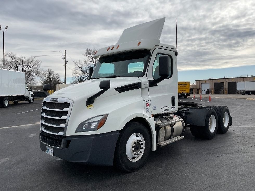 2018 Freightliner Cascadia 126" Day cab photo 3