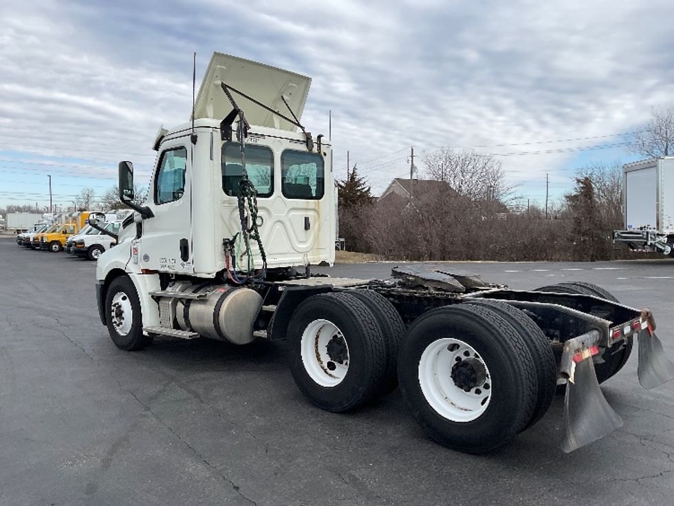 2018 Freightliner Cascadia 126" Day cab photo 5