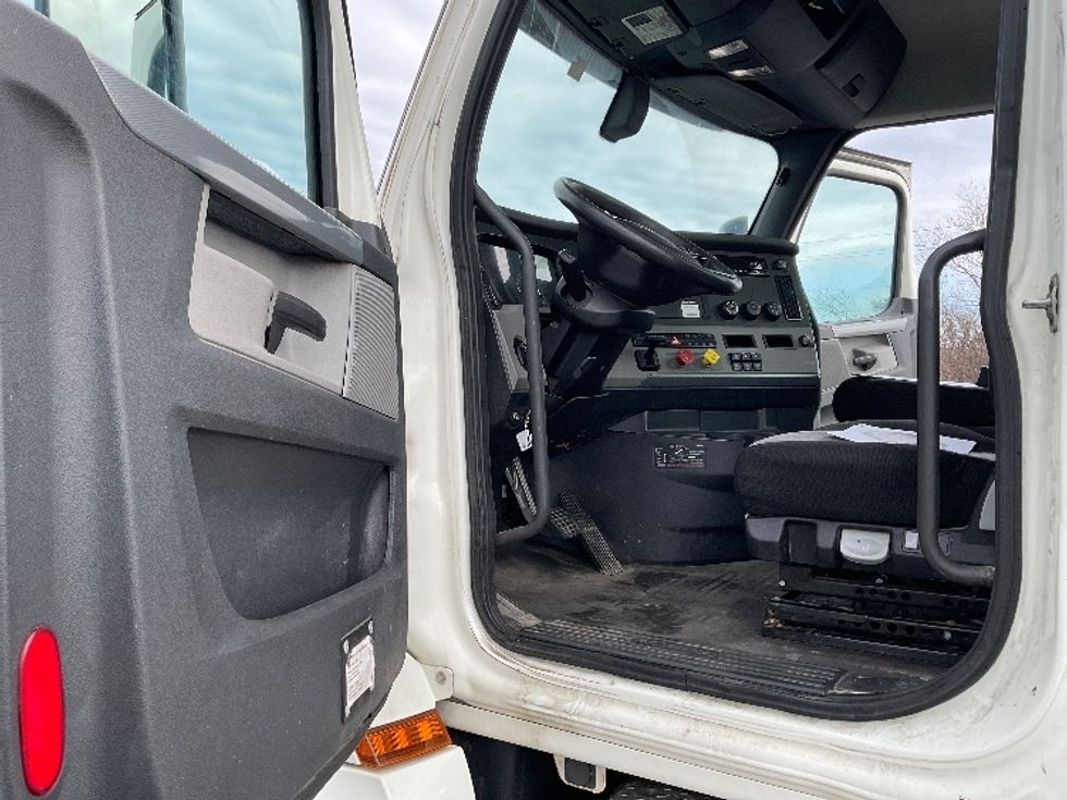 2018 Freightliner Cascadia 126" Day cab photo 9