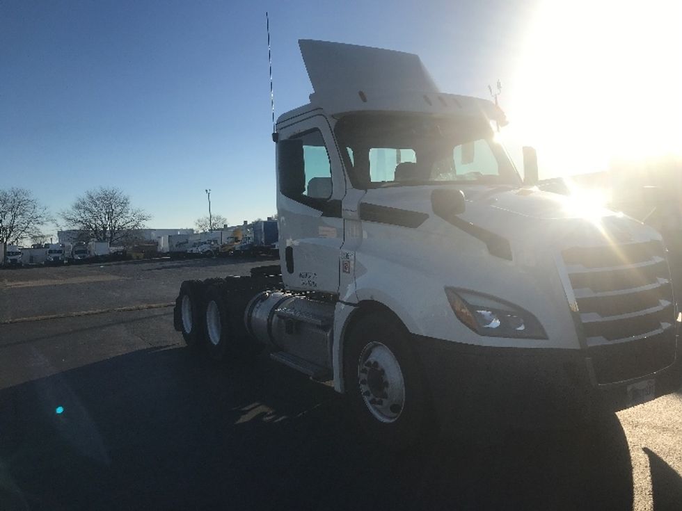 Day Cab Tractor-Heavy Duty Tractors-Freightliner-2018-T12664ST-Indianapolis-IN-420,955\n\t\tmiles-$ 42,250 - Image 1