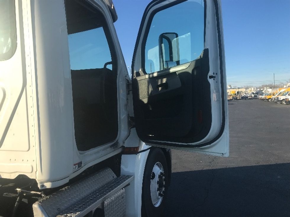 Day Cab Tractor-Heavy Duty Tractors-Freightliner-2018-T12664ST-Indianapolis-IN-420,955\n\t\tmiles-$ 42,250 - Image 12