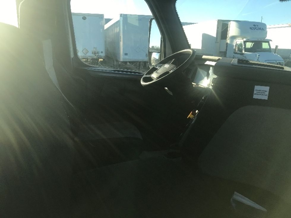 Day Cab Tractor-Heavy Duty Tractors-Freightliner-2018-T12664ST-Indianapolis-IN-420,955\n\t\tmiles-$ 42,250 - Image 14