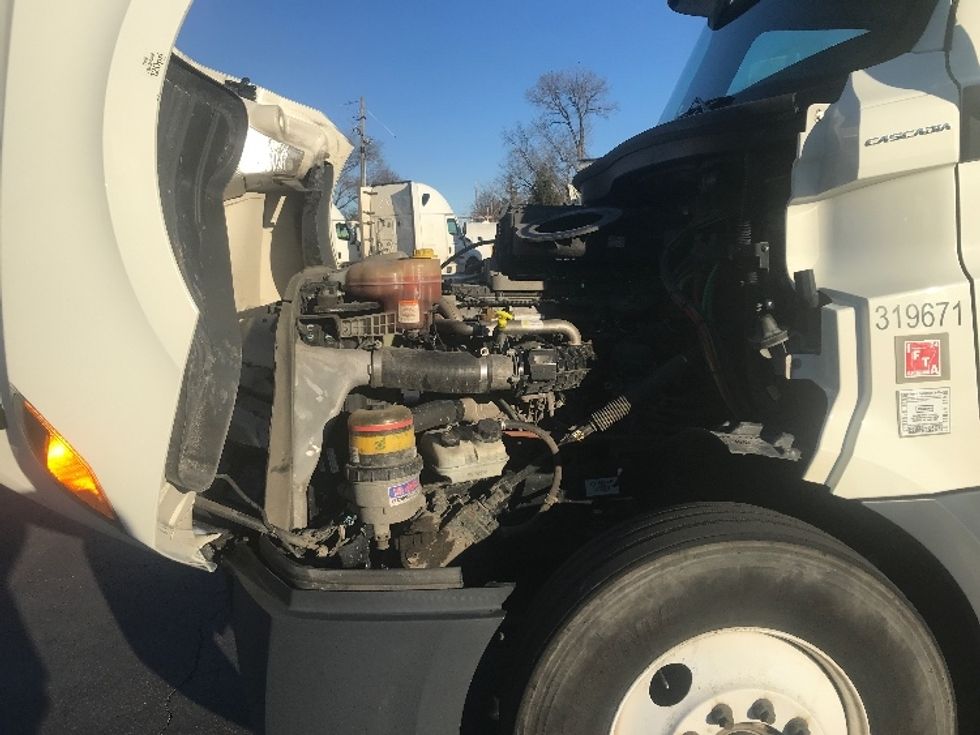 Day Cab Tractor-Heavy Duty Tractors-Freightliner-2018-T12664ST-Indianapolis-IN-420,955\n\t\tmiles-$ 42,250 - Image 16