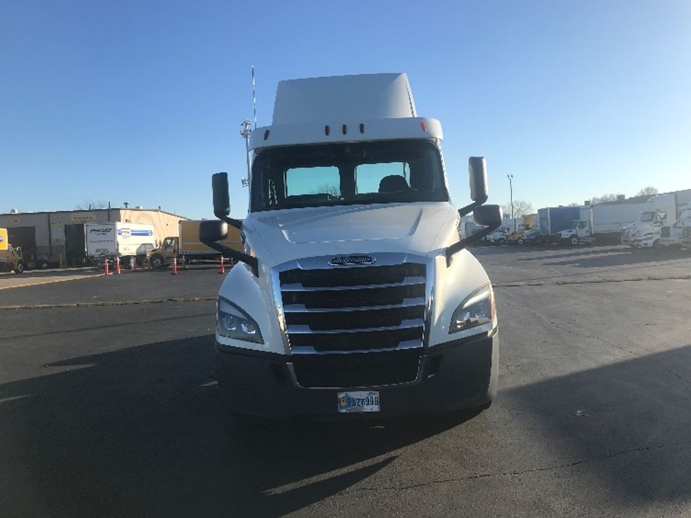 Day Cab Tractor-Heavy Duty Tractors-Freightliner-2018-T12664ST-Indianapolis-IN-420,955\n\t\tmiles-$ 42,250 - Image 2