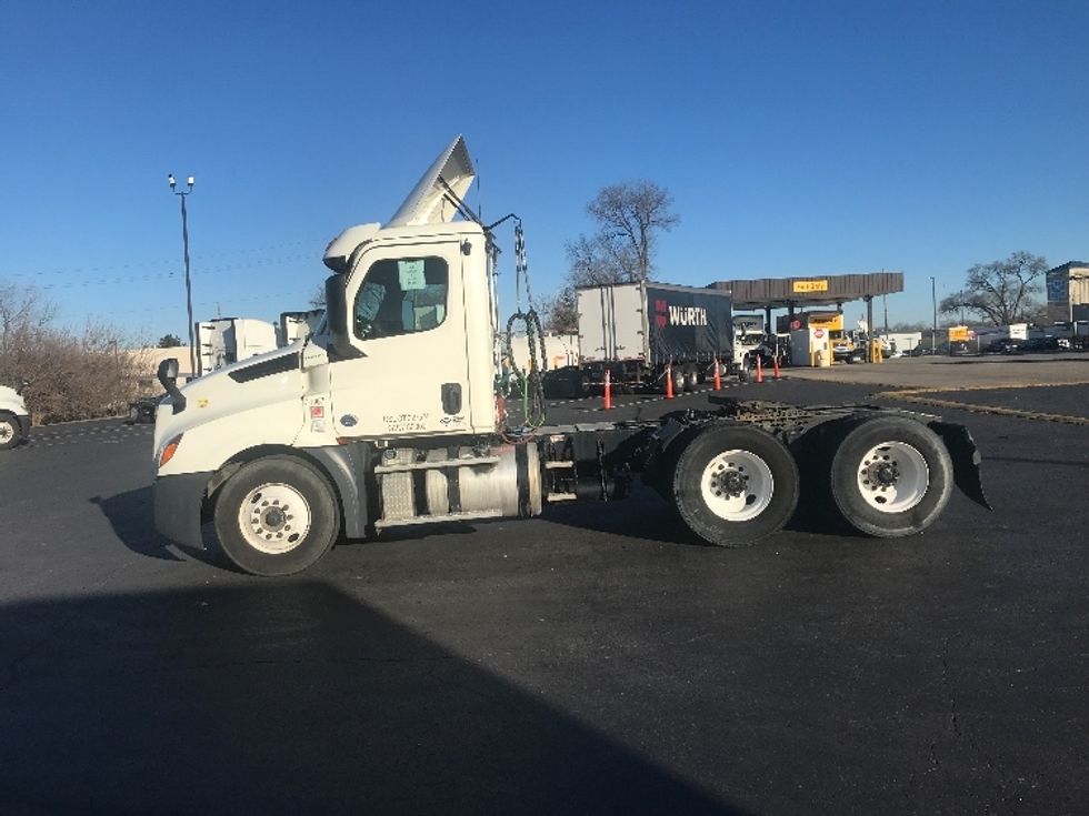 Day Cab Tractor-Heavy Duty Tractors-Freightliner-2018-T12664ST-Indianapolis-IN-420,955\n\t\tmiles-$ 42,250 - Image 4