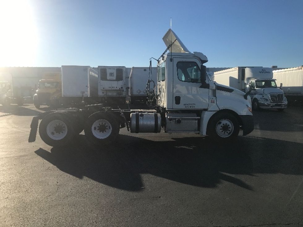 Day Cab Tractor-Heavy Duty Tractors-Freightliner-2018-T12664ST-Indianapolis-IN-420,955\n\t\tmiles-$ 42,250 - Image 8