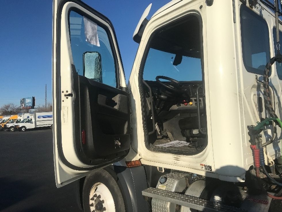 Day Cab Tractor-Heavy Duty Tractors-Freightliner-2018-T12664ST-Indianapolis-IN-420,955\n\t\tmiles-$ 42,250 - Image 9