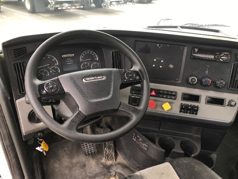 Day Cab Tractor-Heavy Duty Tractors-Freightliner-2018-T12664ST-Indianapolis-IN-459,309\n\t\tmiles-$ 42,250 - Image 11