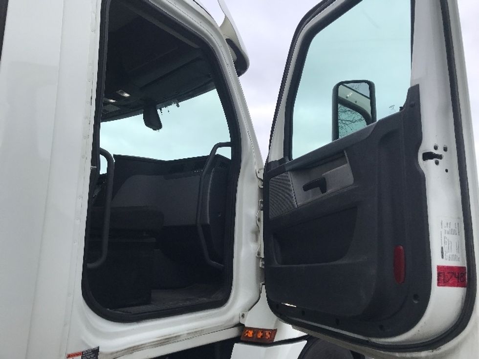 Day Cab Tractor-Heavy Duty Tractors-Freightliner-2018-T12664ST-Indianapolis-IN-459,309\n\t\tmiles-$ 42,250 - Image 12