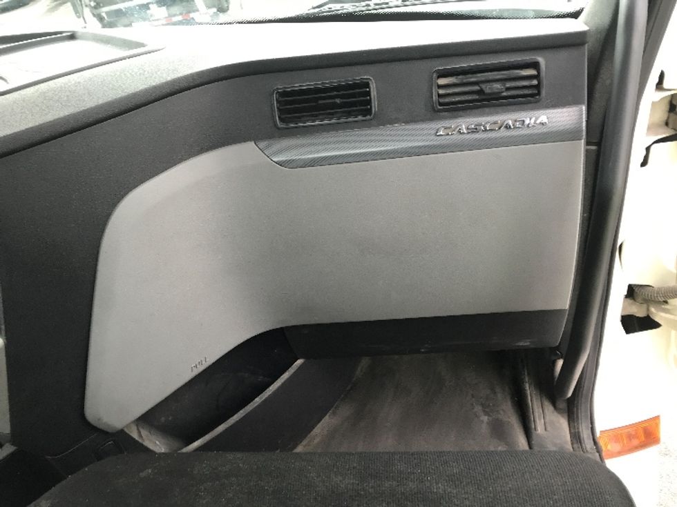 Day Cab Tractor-Heavy Duty Tractors-Freightliner-2018-T12664ST-Indianapolis-IN-459,309\n\t\tmiles-$ 42,250 - Image 13