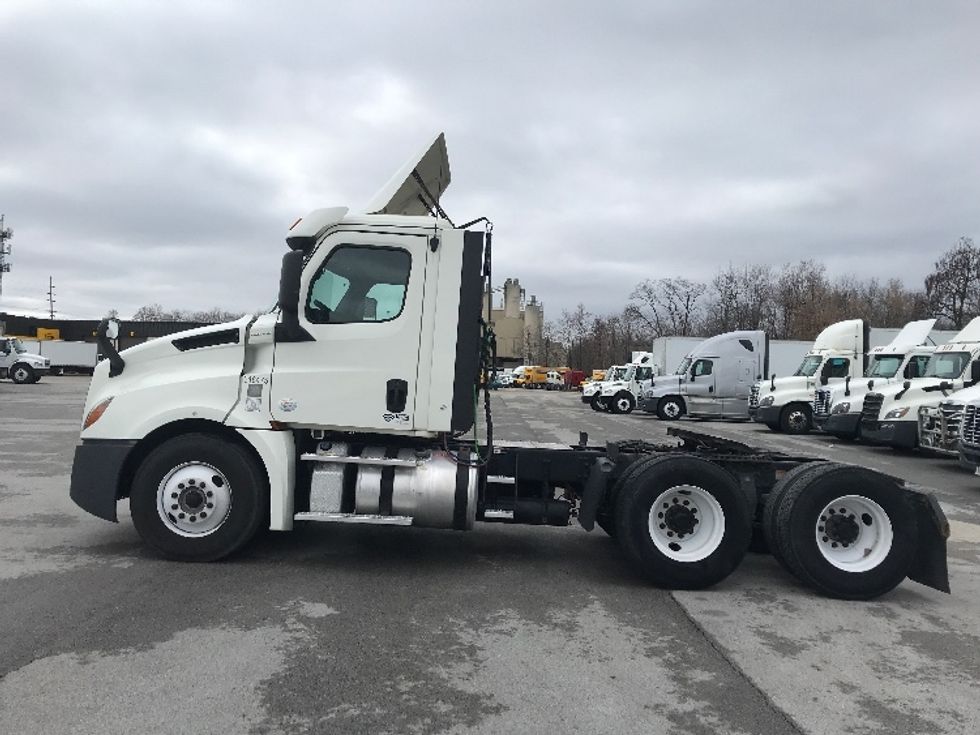 Day Cab Tractor-Heavy Duty Tractors-Freightliner-2018-T12664ST-Indianapolis-IN-459,309\n\t\tmiles-$ 42,250 - Image 4