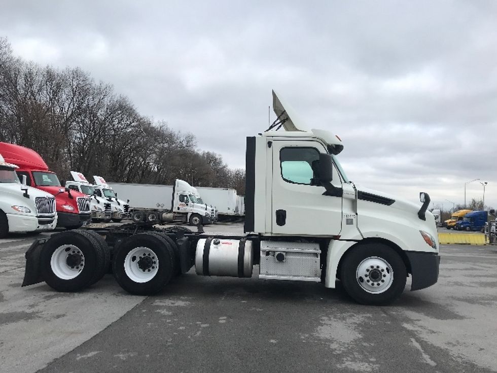 Day Cab Tractor-Heavy Duty Tractors-Freightliner-2018-T12664ST-Indianapolis-IN-459,309\n\t\tmiles-$ 42,250 - Image 8
