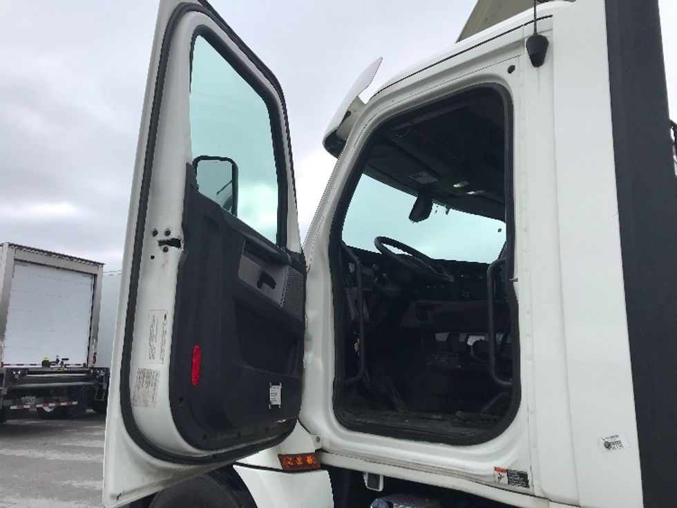 Day Cab Tractor-Heavy Duty Tractors-Freightliner-2018-T12664ST-Indianapolis-IN-459,309\n\t\tmiles-$ 42,250 - Image 9