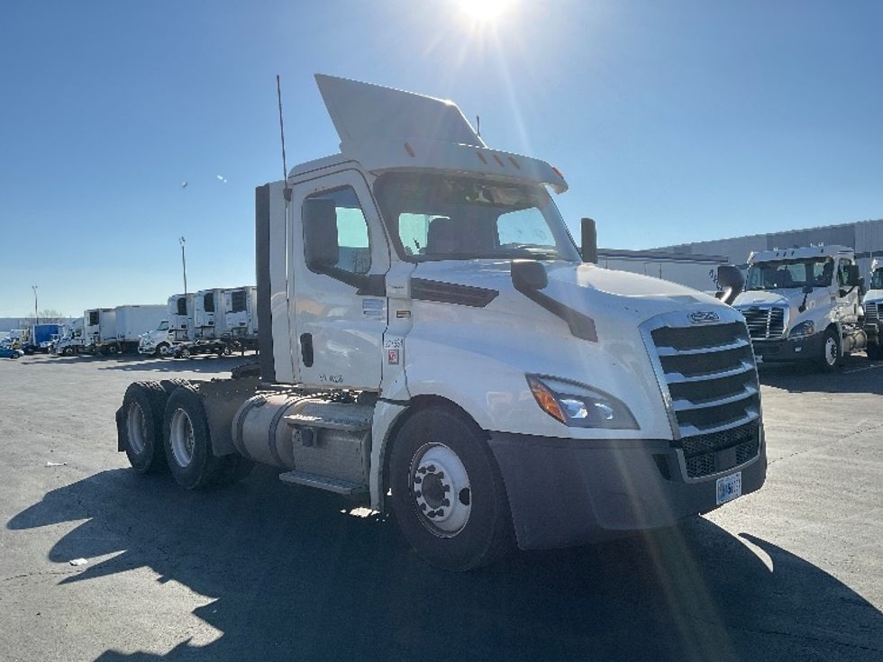 Day Cab Tractor-Heavy Duty Tractors-Freightliner-2018-T12664ST-Indianapolis-IN-487,576\n\t\tmiles-$ 40,750 - Image 1