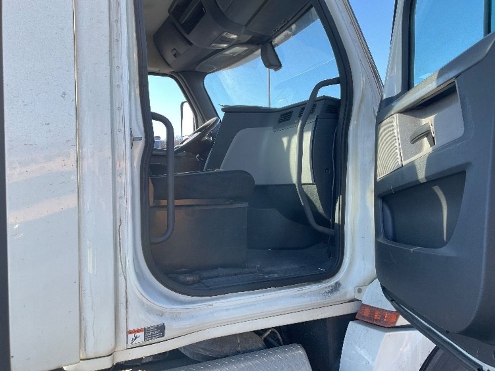 Day Cab Tractor-Heavy Duty Tractors-Freightliner-2018-T12664ST-Indianapolis-IN-487,576\n\t\tmiles-$ 40,750 - Image 12