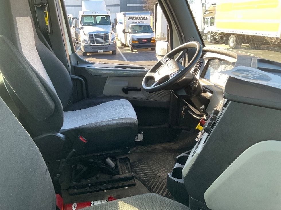 Day Cab Tractor-Heavy Duty Tractors-Freightliner-2018-T12664ST-Indianapolis-IN-487,576\n\t\tmiles-$ 40,750 - Image 14