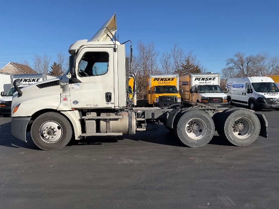 Day Cab Tractor-Heavy Duty Tractors-Freightliner-2018-T12664ST-Indianapolis-IN-487,576\n\t\tmiles-$ 40,750 - Image 4