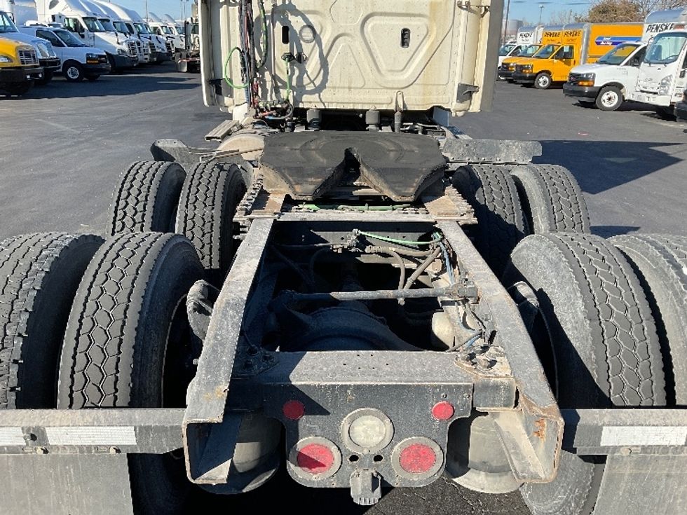 Day Cab Tractor-Heavy Duty Tractors-Freightliner-2018-T12664ST-Indianapolis-IN-487,576\n\t\tmiles-$ 40,750 - Image 6