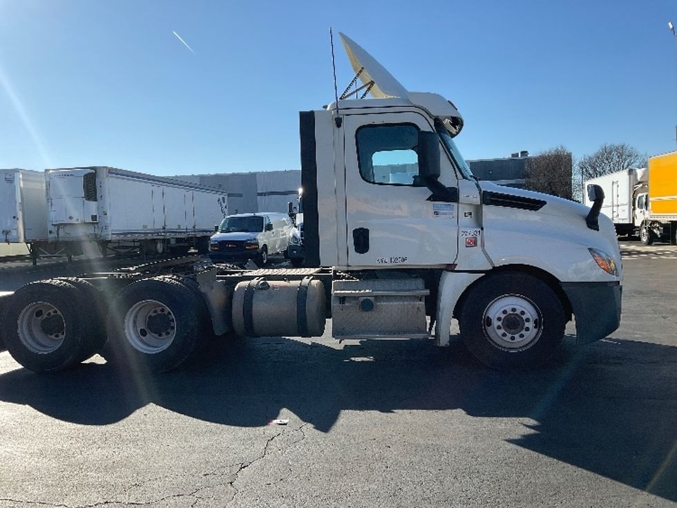 Day Cab Tractor-Heavy Duty Tractors-Freightliner-2018-T12664ST-Indianapolis-IN-487,576\n\t\tmiles-$ 40,750 - Image 8