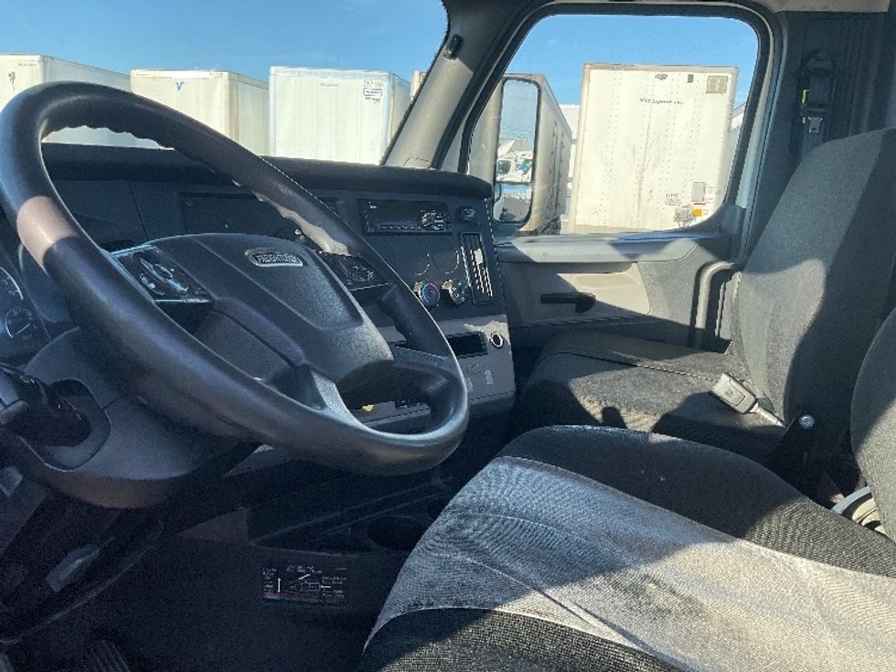 Day Cab Tractor-Heavy Duty Tractors-Freightliner-2018-T12664ST-Indianapolis-IN-497,097\n\t\tmiles-$ 40,000 - Image 10