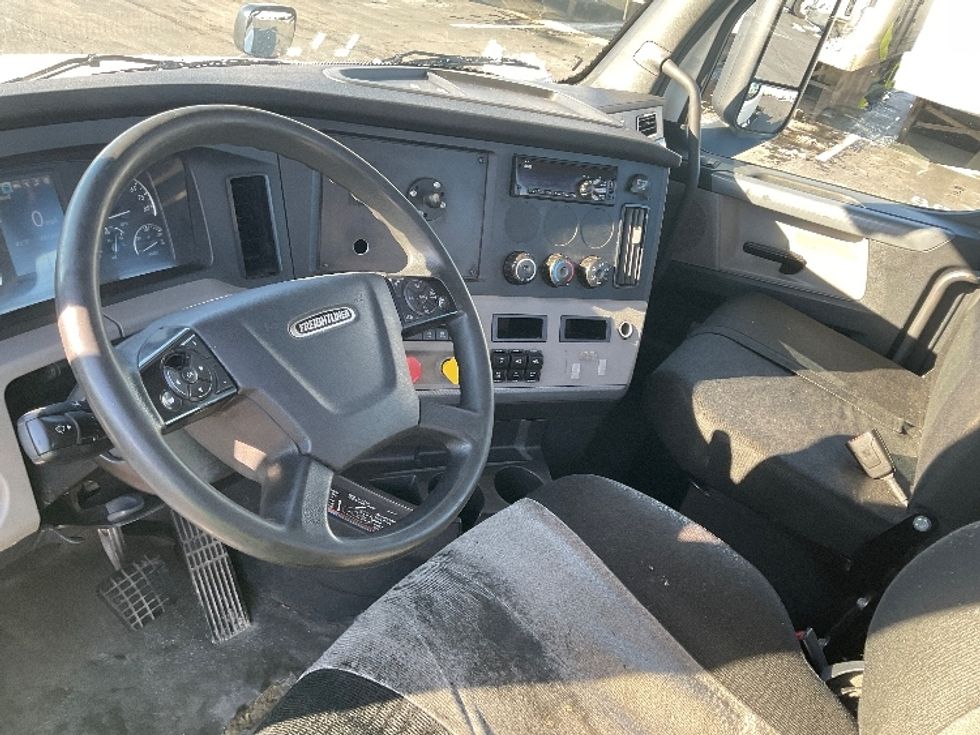 Day Cab Tractor-Heavy Duty Tractors-Freightliner-2018-T12664ST-Indianapolis-IN-497,097\n\t\tmiles-$ 40,000 - Image 11