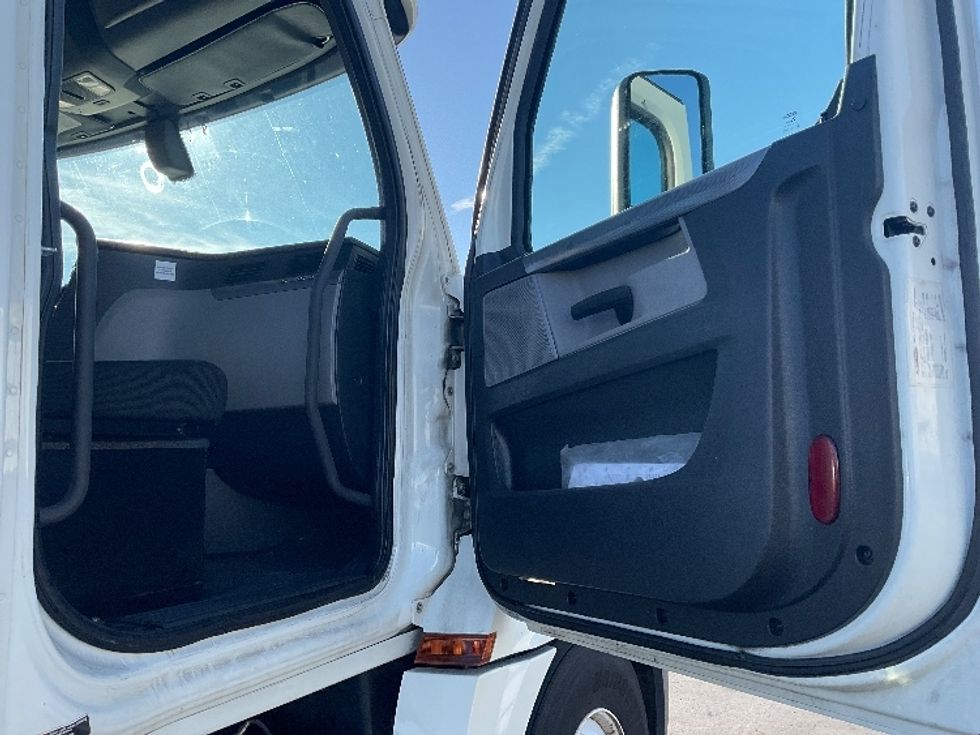 Day Cab Tractor-Heavy Duty Tractors-Freightliner-2018-T12664ST-Indianapolis-IN-497,097\n\t\tmiles-$ 40,000 - Image 12