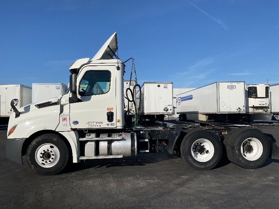 Day Cab Tractor-Heavy Duty Tractors-Freightliner-2018-T12664ST-Indianapolis-IN-497,097\n\t\tmiles-$ 40,000 - Image 4