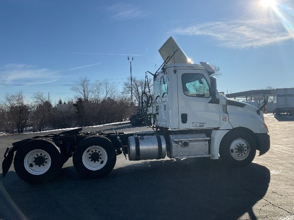 Day Cab Tractor-Heavy Duty Tractors-Freightliner-2018-T12664ST-Indianapolis-IN-497,097\n\t\tmiles-$ 40,000 - Image 8