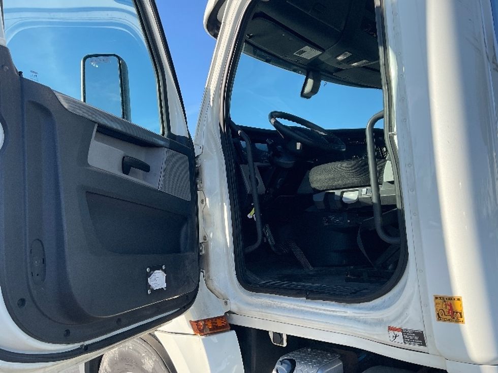 Day Cab Tractor-Heavy Duty Tractors-Freightliner-2018-T12664ST-Indianapolis-IN-497,097\n\t\tmiles-$ 40,000 - Image 9