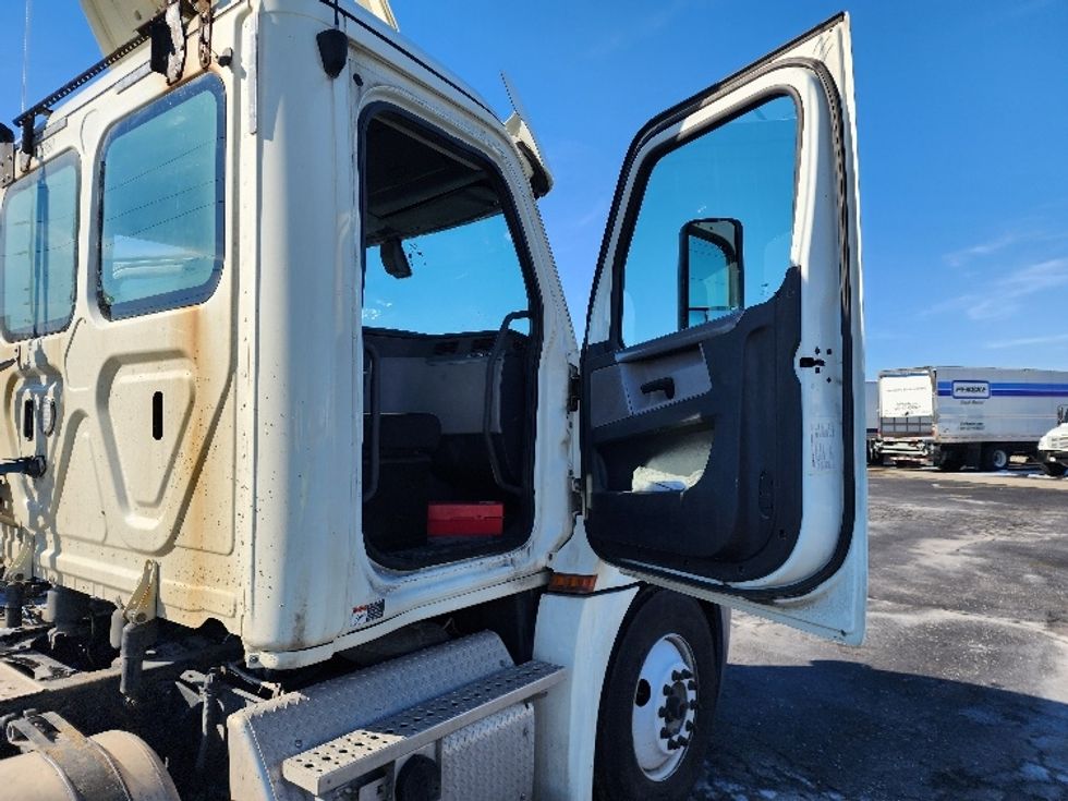 Day Cab Tractor-Heavy Duty Tractors-Freightliner-2018-T12664ST-Indianapolis-IN-498,984\n\t\tmiles-$ 39,750 - Image 12