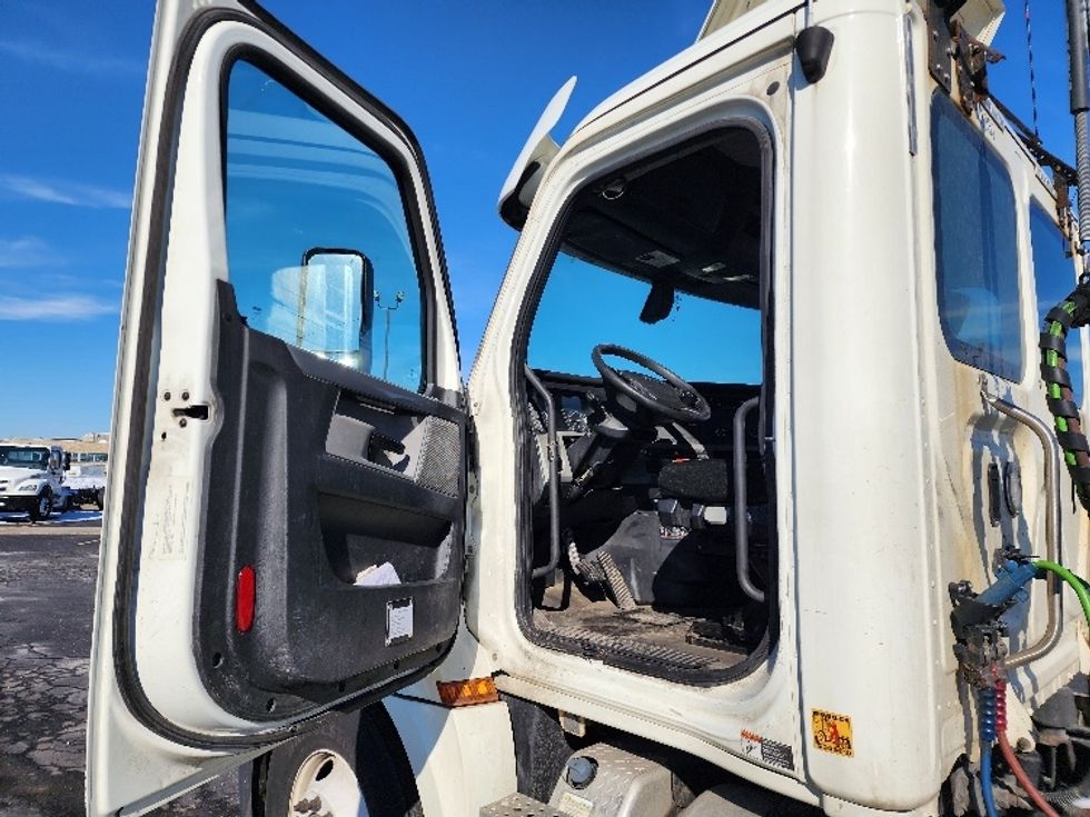 Day Cab Tractor-Heavy Duty Tractors-Freightliner-2018-T12664ST-Indianapolis-IN-498,984\n\t\tmiles-$ 39,750 - Image 9