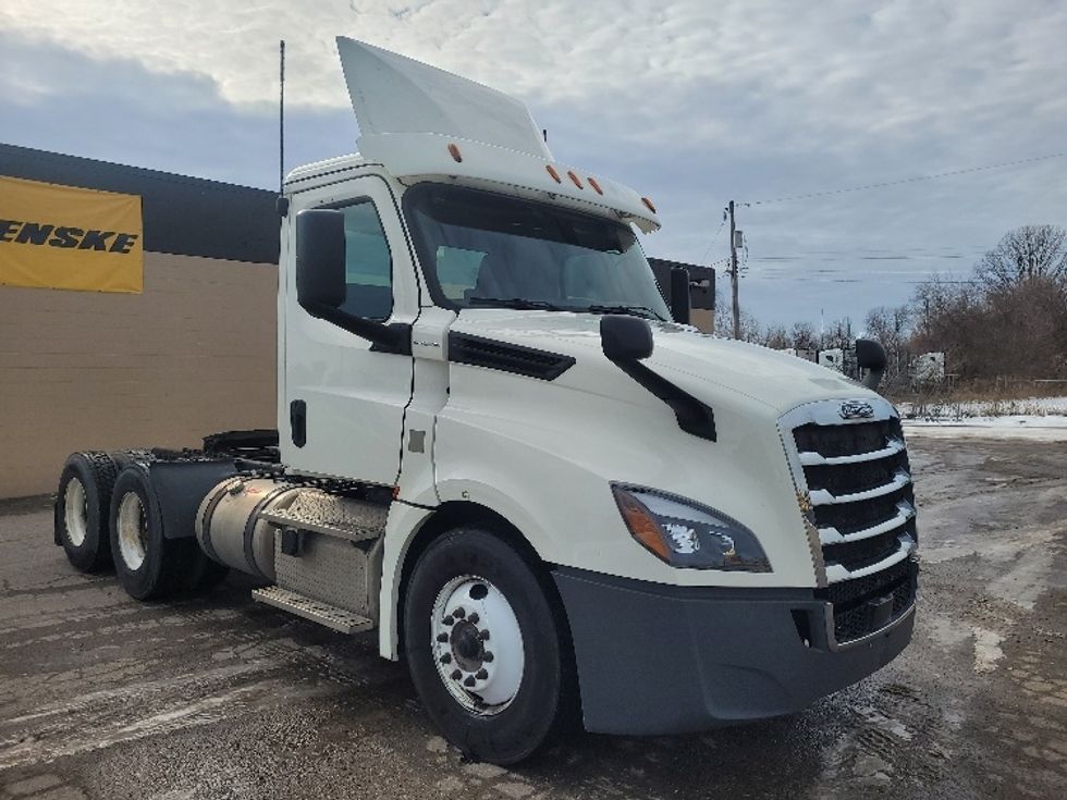 Day Cab Tractor-Heavy Duty Tractors-Freightliner-2018-T12664ST-Jackson-MI-252,568\n\t\tmiles-$ 53,250 - Image 1