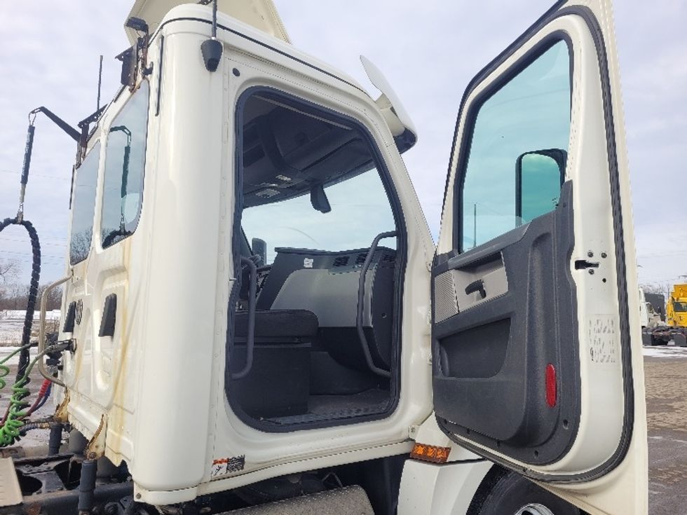 Day Cab Tractor-Heavy Duty Tractors-Freightliner-2018-T12664ST-Jackson-MI-252,568\n\t\tmiles-$ 53,250 - Image 11