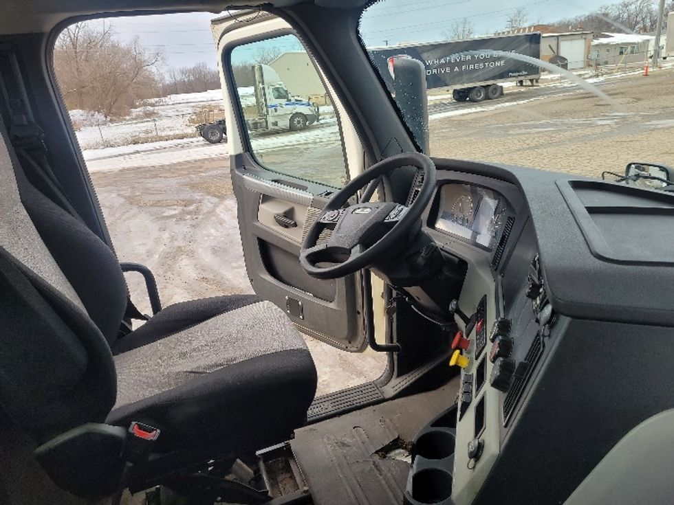 Day Cab Tractor-Heavy Duty Tractors-Freightliner-2018-T12664ST-Jackson-MI-252,568\n\t\tmiles-$ 53,250 - Image 13