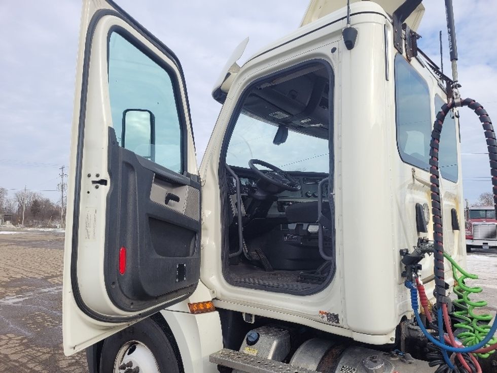 Day Cab Tractor-Heavy Duty Tractors-Freightliner-2018-T12664ST-Jackson-MI-252,568\n\t\tmiles-$ 53,250 - Image 8