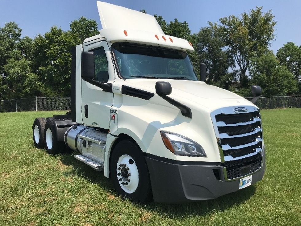 Day Cab Tractor-Heavy Duty Tractors-Freightliner-2018-T12664ST-Jackson-MS-556,479\n\t\tmiles-$ 39,000 - Image 1