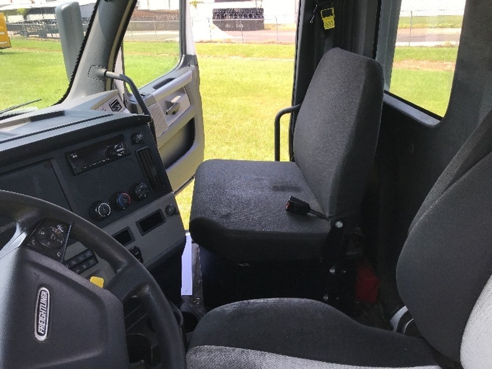 Day Cab Tractor-Heavy Duty Tractors-Freightliner-2018-T12664ST-Jackson-MS-556,479\n\t\tmiles-$ 39,000 - Image 10