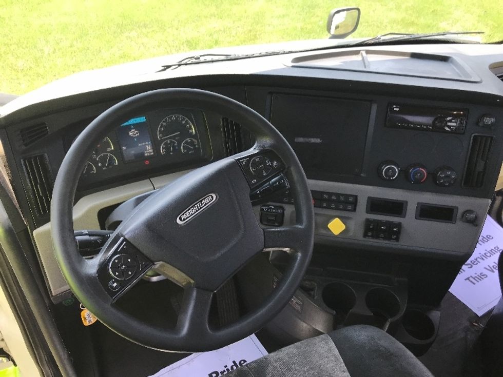 Day Cab Tractor-Heavy Duty Tractors-Freightliner-2018-T12664ST-Jackson-MS-556,479\n\t\tmiles-$ 39,000 - Image 11