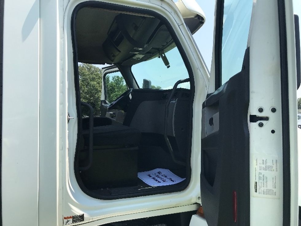 Day Cab Tractor-Heavy Duty Tractors-Freightliner-2018-T12664ST-Jackson-MS-556,479\n\t\tmiles-$ 39,000 - Image 12