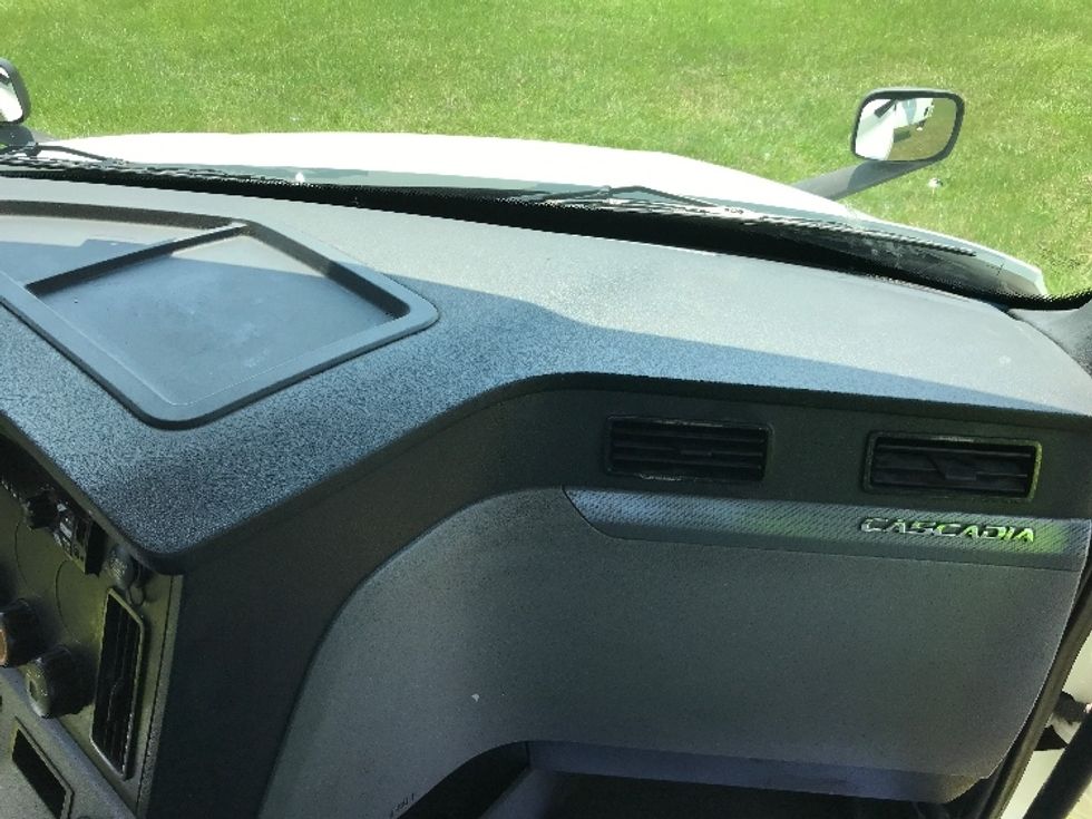 Day Cab Tractor-Heavy Duty Tractors-Freightliner-2018-T12664ST-Jackson-MS-556,479\n\t\tmiles-$ 39,000 - Image 13