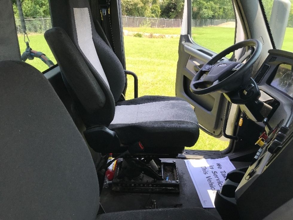 Day Cab Tractor-Heavy Duty Tractors-Freightliner-2018-T12664ST-Jackson-MS-556,479\n\t\tmiles-$ 39,000 - Image 14