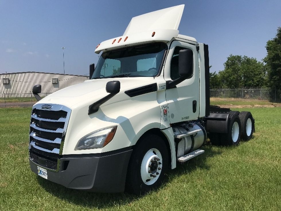 Day Cab Tractor-Heavy Duty Tractors-Freightliner-2018-T12664ST-Jackson-MS-556,479\n\t\tmiles-$ 39,000 - Image 3