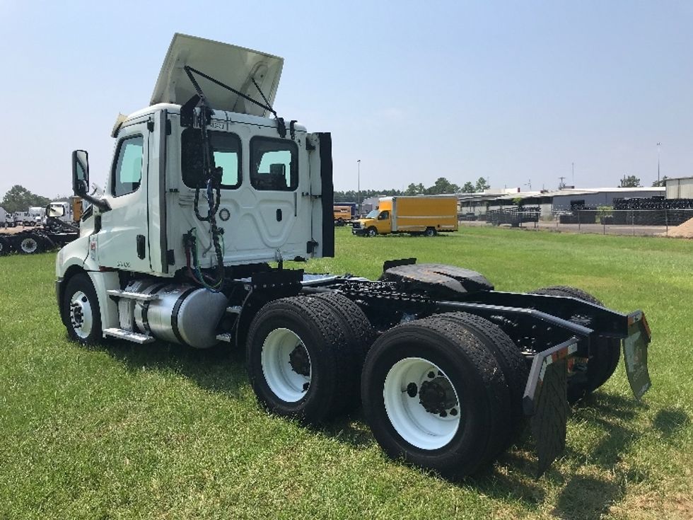 Day Cab Tractor-Heavy Duty Tractors-Freightliner-2018-T12664ST-Jackson-MS-556,479\n\t\tmiles-$ 39,000 - Image 5